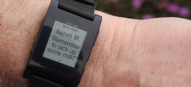 Pebble mensajes de Pebble, un reloj de pulsera con tinta electrónica que se conecta a nuestro smartphone
