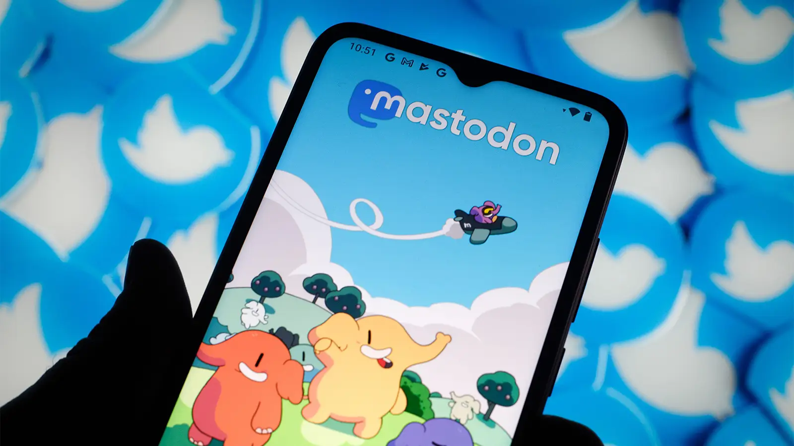 Twitter alternatives: Mastodon logo on a smartphone