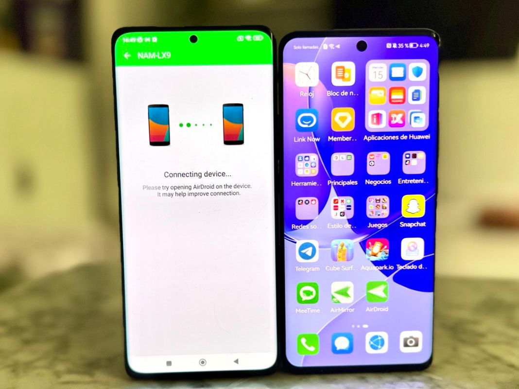 Dos teléfonos Android conectados por AirMirror