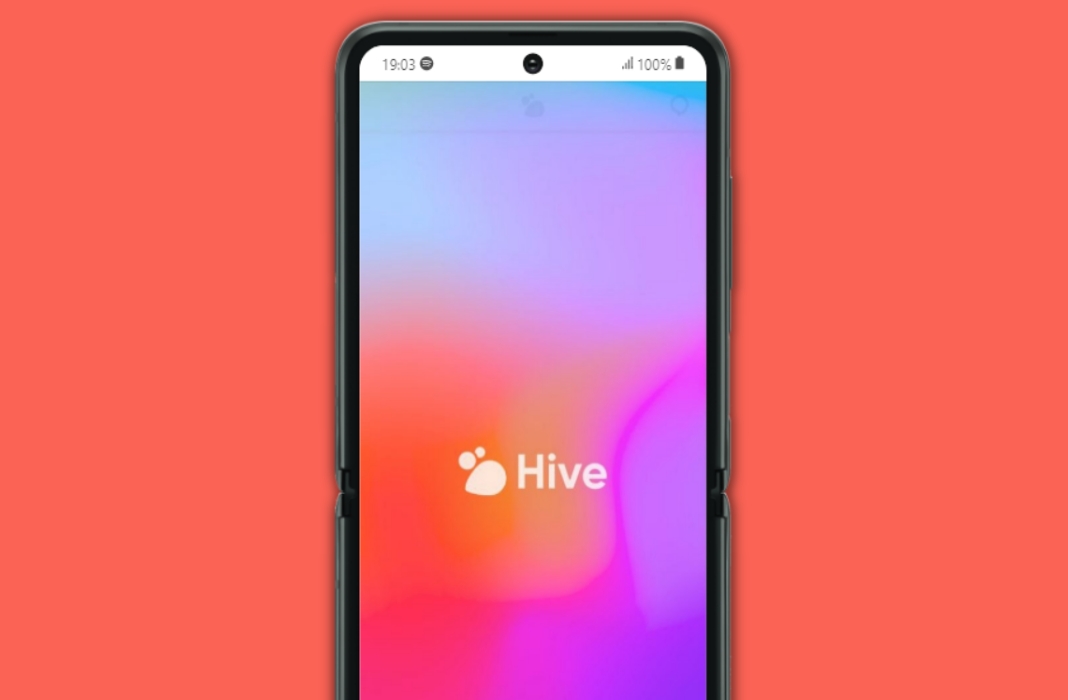 Twitter alternatives: Hive logo on a smartphone
