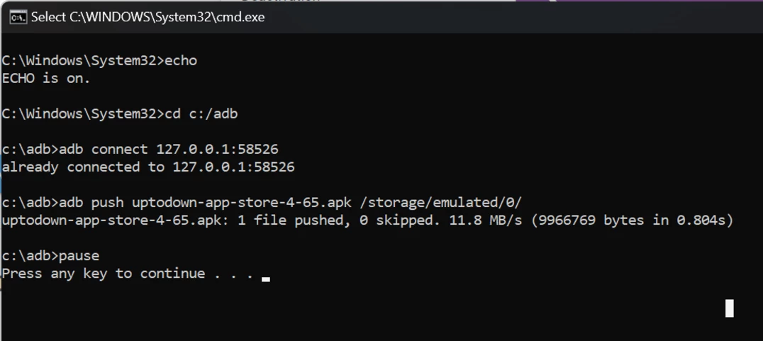 CMD con comandos ADB para instalar Uptodown en Windows 11